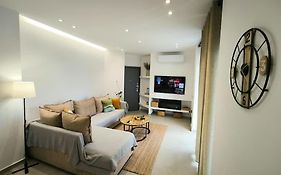 Floral Home 2 - 1St Floor Apt With Private Parking!